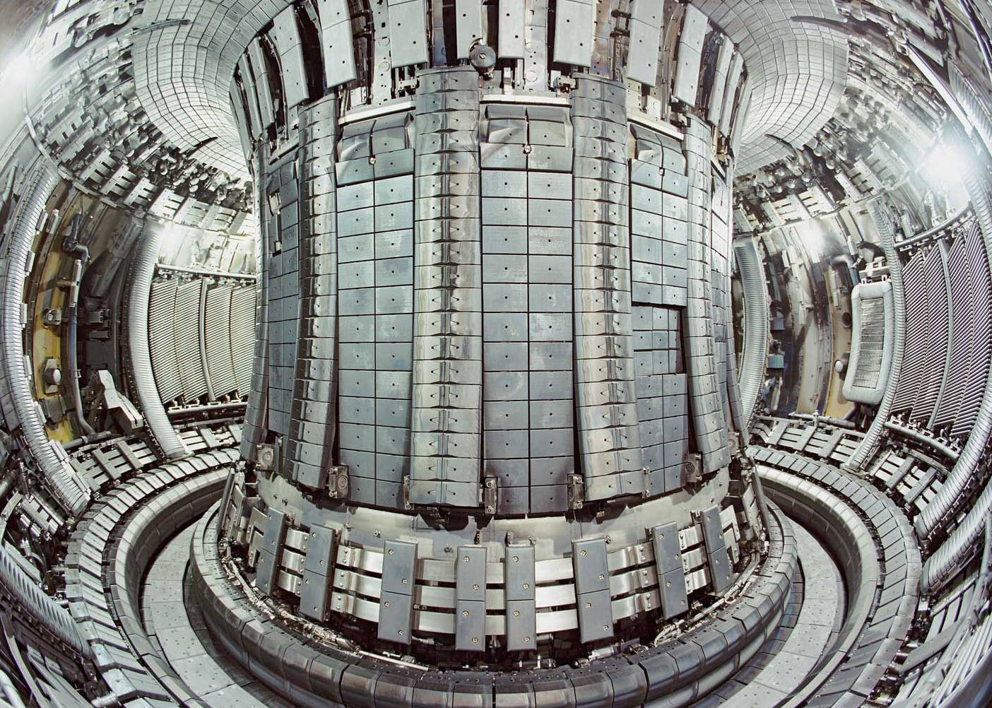 Différences entre fission nucléaire et fusion : technique et utilisation