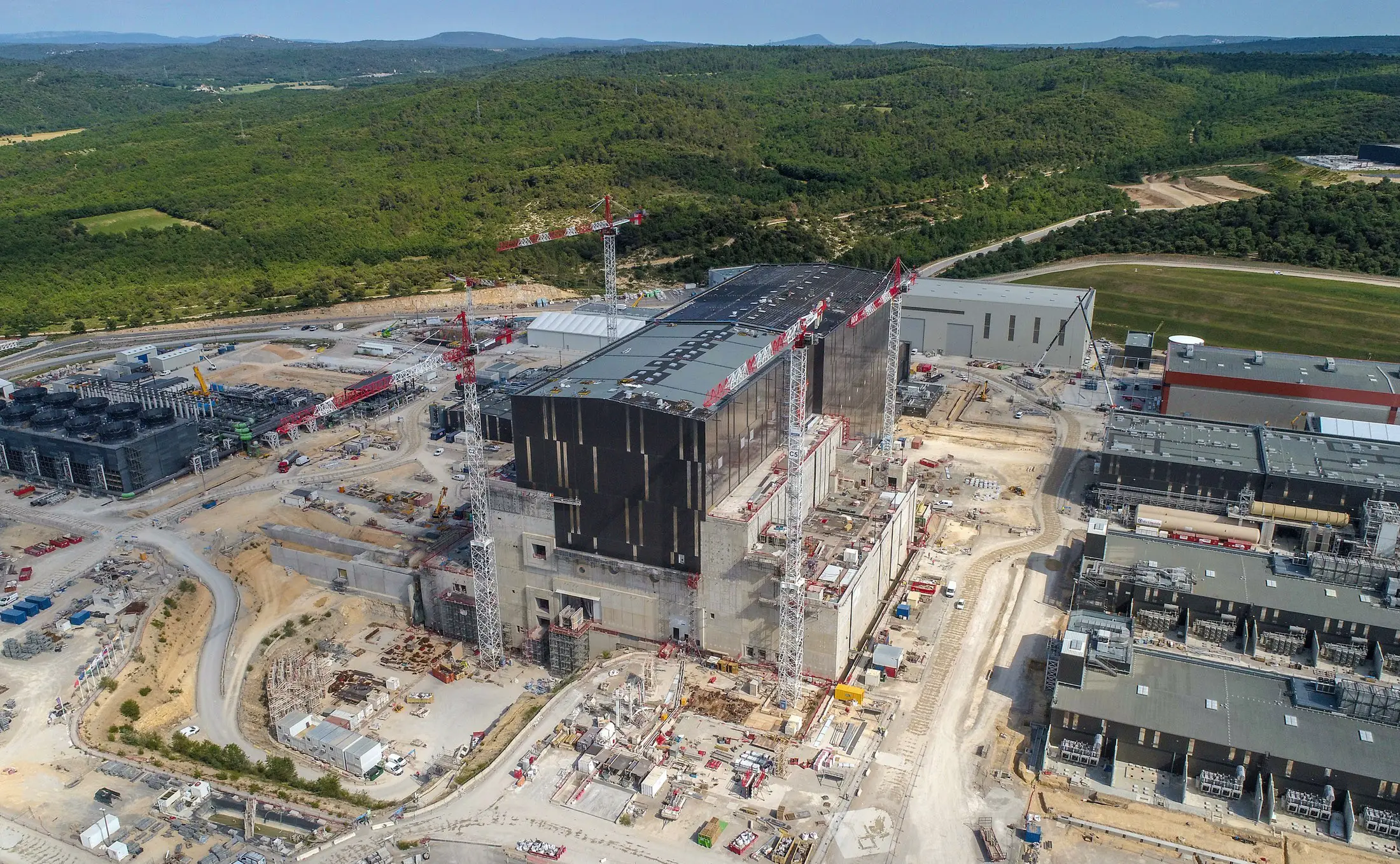 Projet ITER, un réacteur expérimental de fusion nucléaire en France